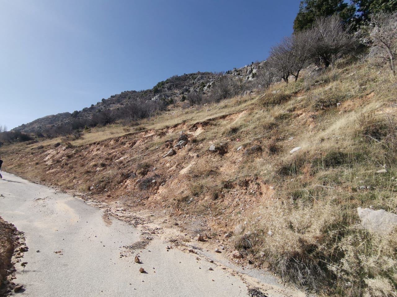 أرض بإطلالة على الجبل للبيع في لقلوق، جبيل