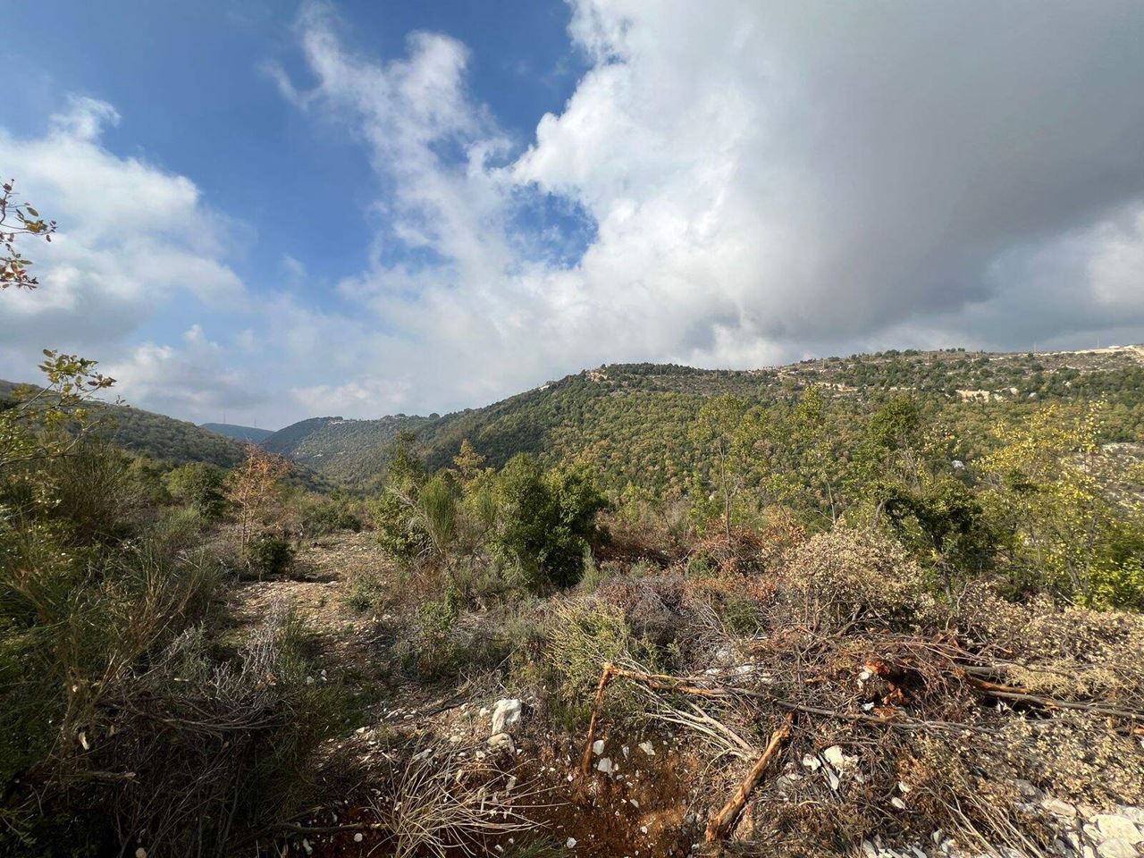 أرض بإطلالة على الجبل للبيع في مشمش، جبيل
