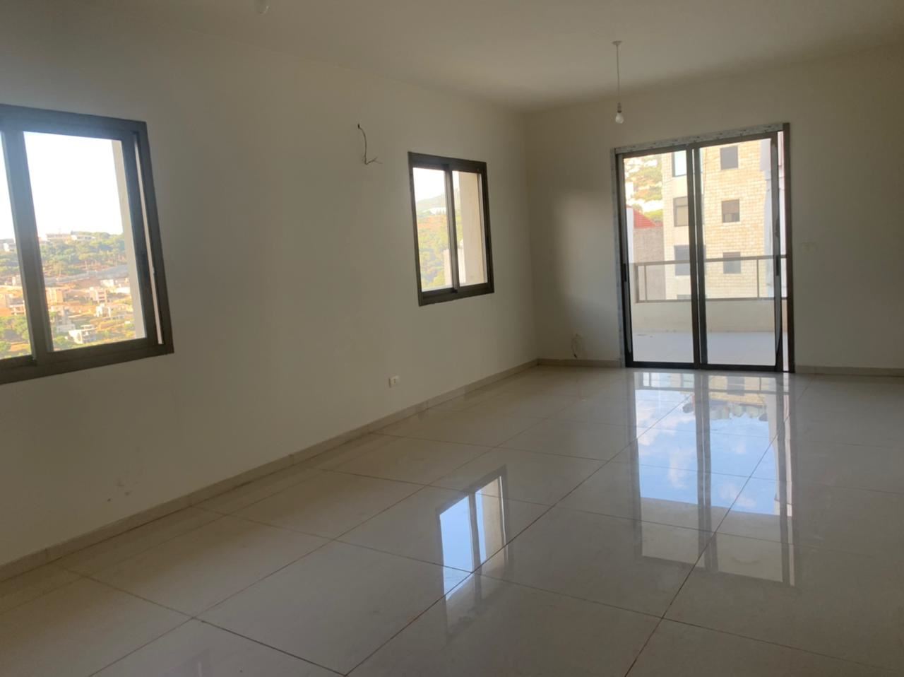 شقة بإطلالة على الجبل للبيع في منصوريه، المتن