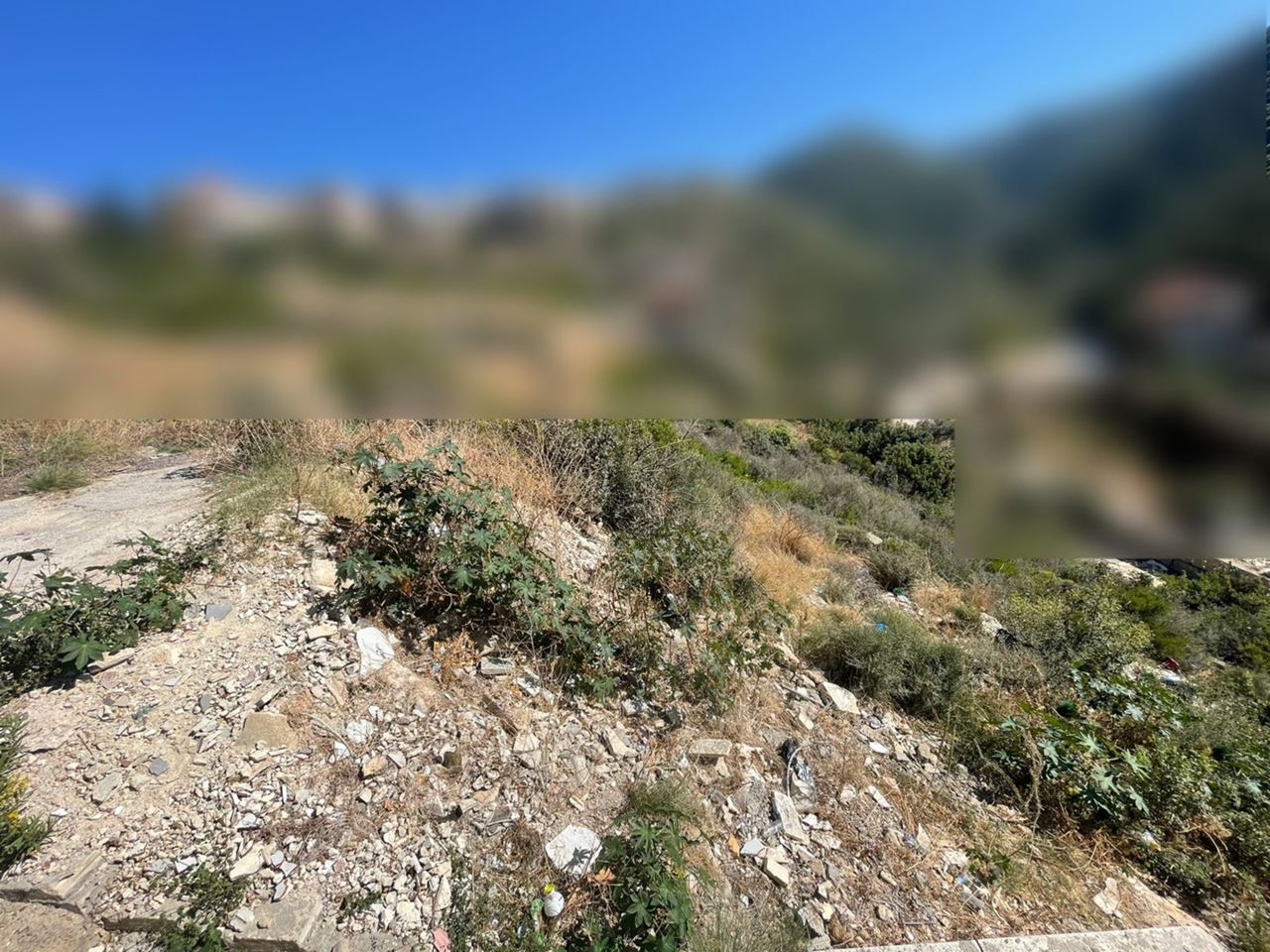 أرض بإطلالة على الجبل للبيع في بترون