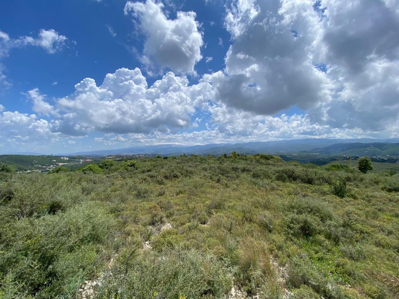 أرض بإطلالة على البحر للبيع في اده، جبيل