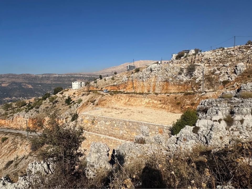 أرض بإطلالة على الجبل للبيع في الزعرور، المتن