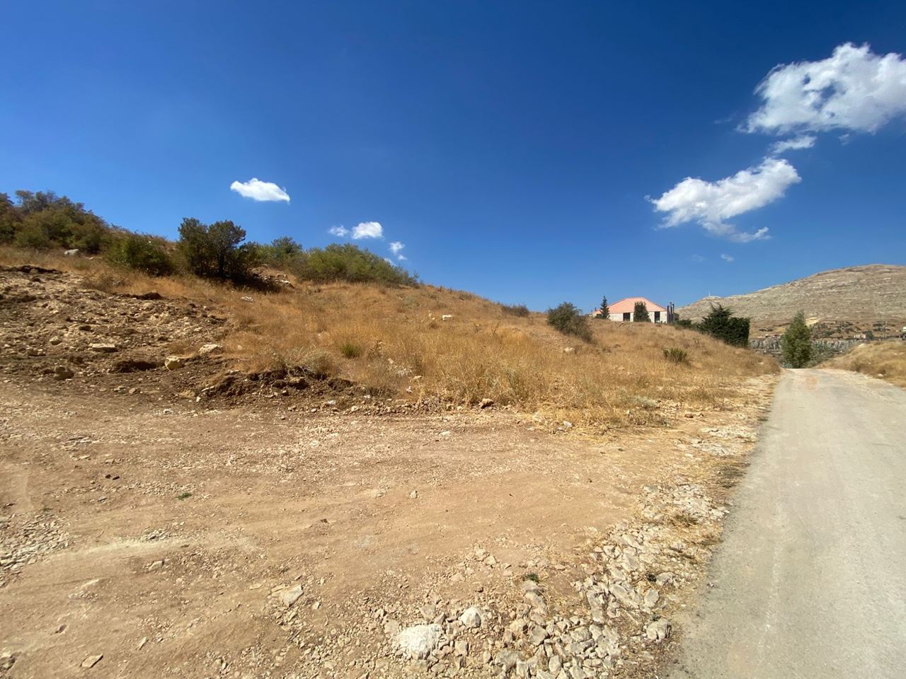 أرض بإطلالة على الجبل للبيع في كفرذبيان، كسروان