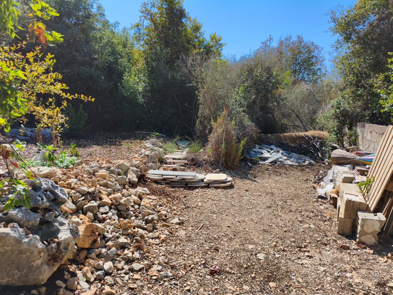 أرض بإطلالة على الجبل للبيع في عمشيت، جبيل