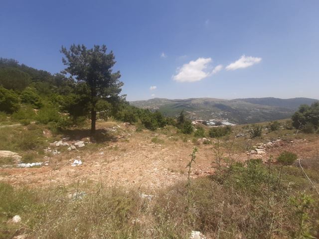 أرض بإطلالة على الجبل للبيع في علي