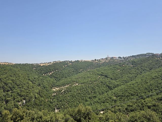 شاليه بإطلالة على الجبل للبيع في عنايا، جبيل - صورة 2