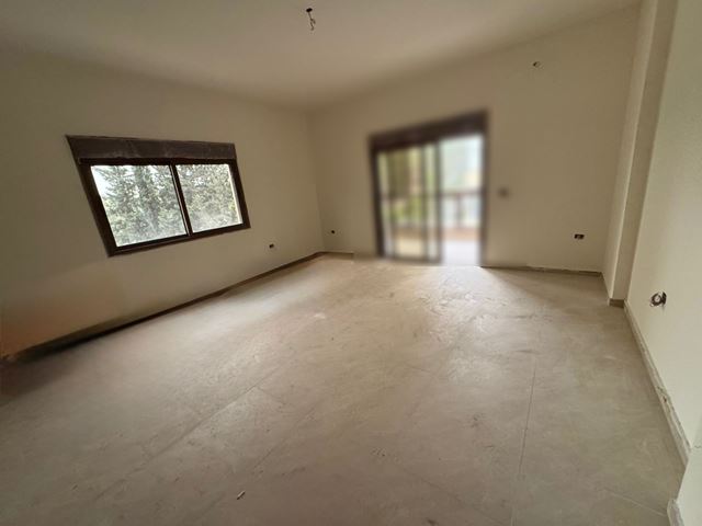 شقة بإطلالة على الجبل للبيع في جبيل