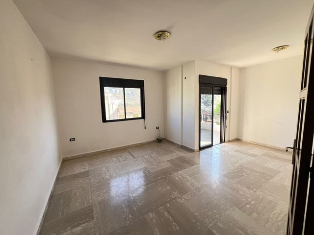 شقة بإطلالة على الجبل للإيجار في مزهر، المتن