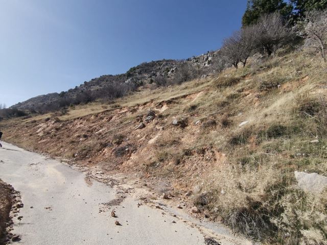 أرض بإطلالة على الجبل للبيع في لقلوق، جبيل
