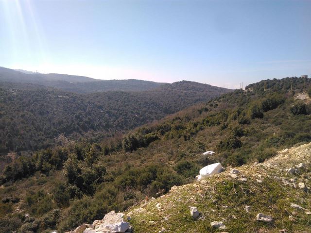 أرض بإطلالة على الجبل للبيع في مشمش، جبيل