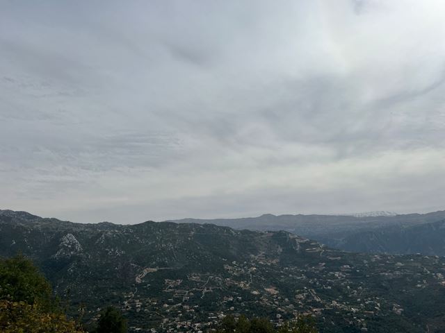 أرض بإطلالة على الجبل للبيع في عنايا، جبيل - صورة 3