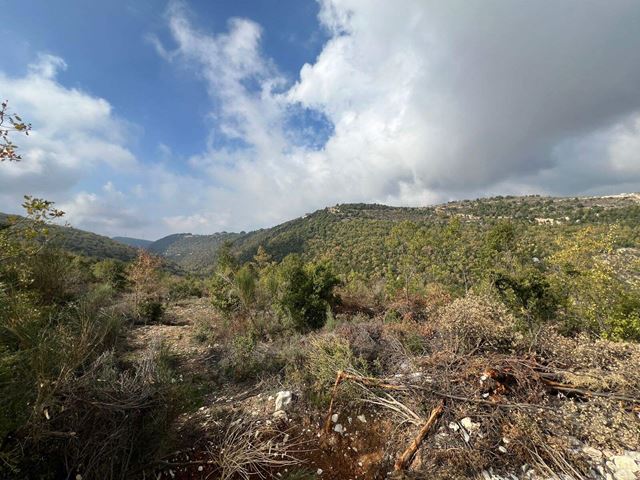 أرض بإطلالة على الجبل للبيع في مشمش، جبيل