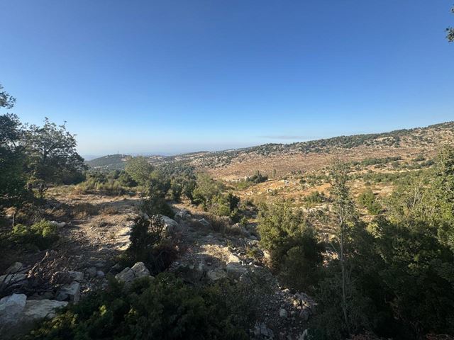 أرض بإطلالة على الجبل للبيع في مشمش، جبيل