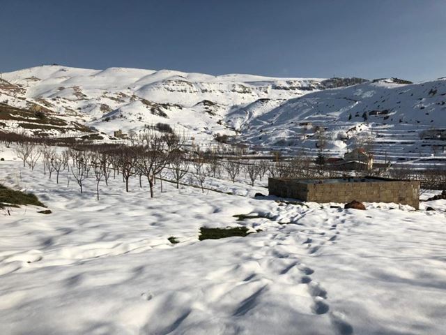 أرض بإطلالة على الجبل للبيع في الزعرور، المتن