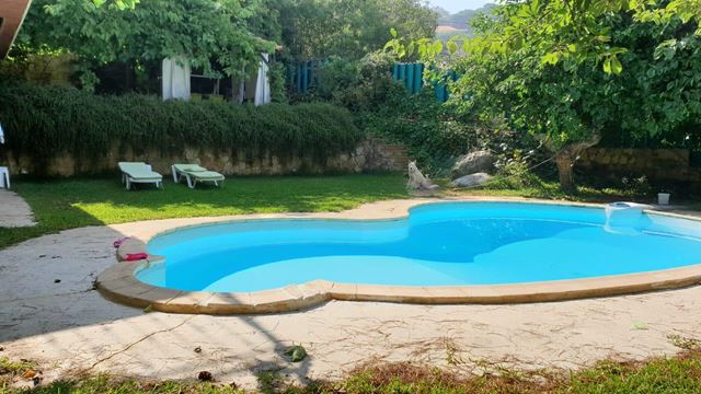 فيلا بإطلالة على البحر للإيجار في بيت مري، المتن