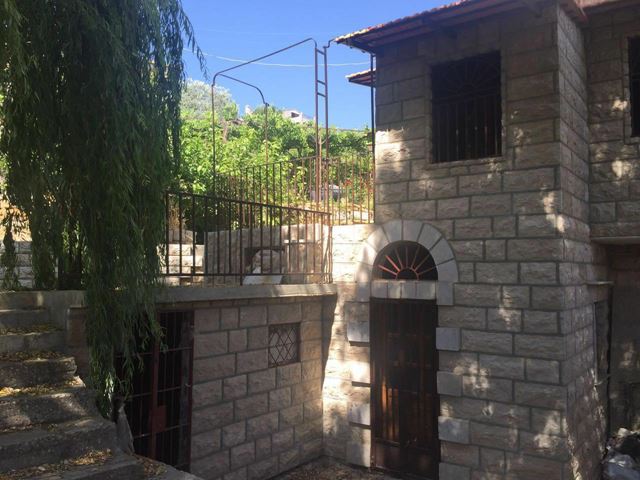 منزل مع حديقة للبيع في المتن
