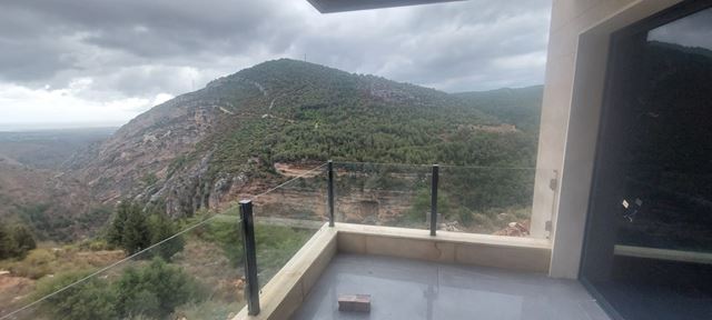 شقة بإطلالة على الجبل للبيع في الكورة - صورة 2