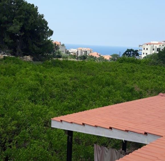 أرض بإطلالة على الجبل للبيع في بترون