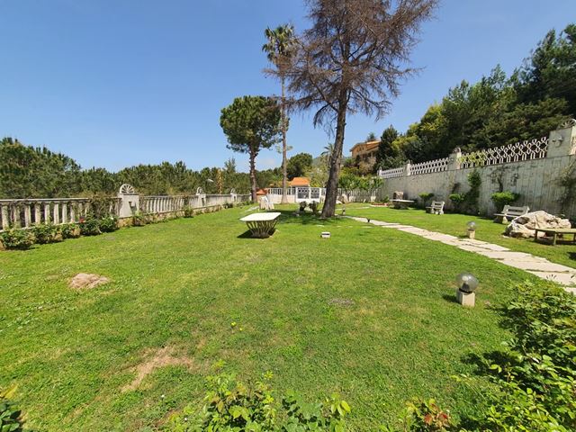 Castle with a terrace for sale in Kfour, Keserwan - photo 3