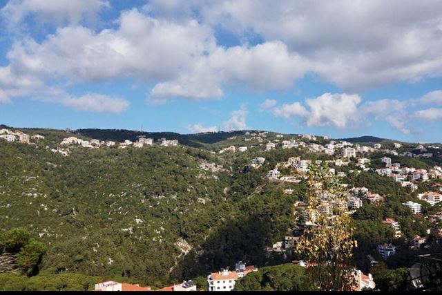 أرض بإطلالة على الجبل للبيع في بعبدات، المتن