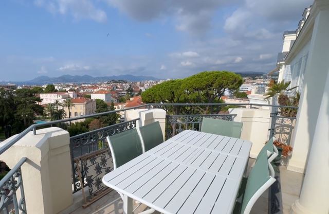 Sea-view apartment for sale in Paris - photo 2