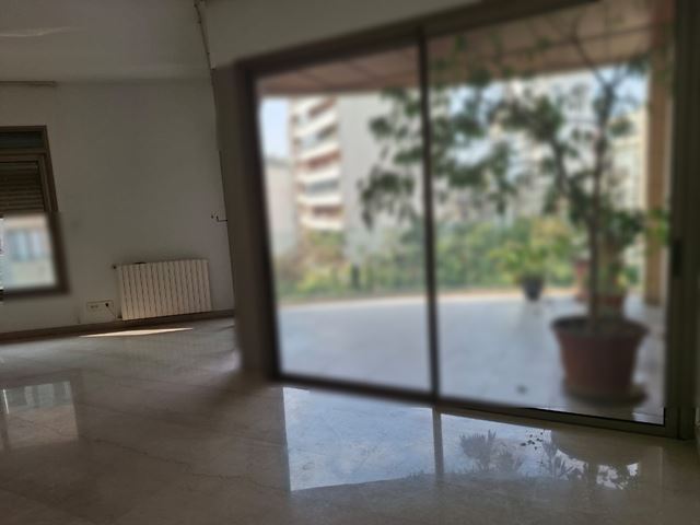 Sea-view apartment for rent in Achrafieh, Beirut - photo 3