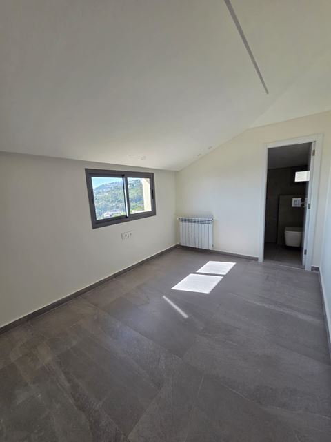 Apartment with a mountain view for sale in Baabdat, Metn - photo 2