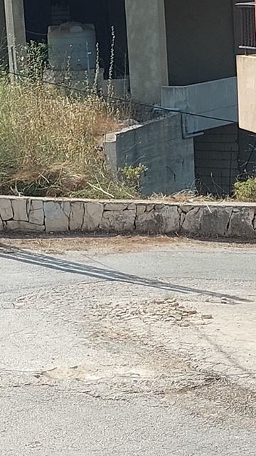 أرض بإطلالة على الجبل للبيع في بريج، جبيل - صورة 2