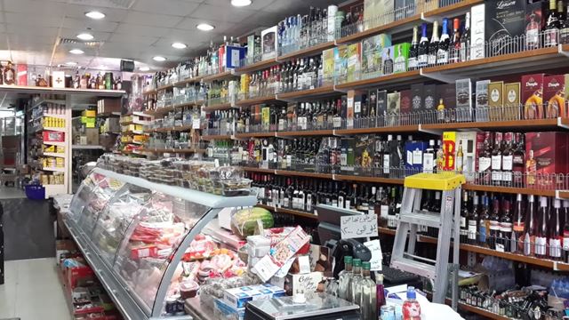متجر مع تراس للبيع في عين الرمانه، بعبدا