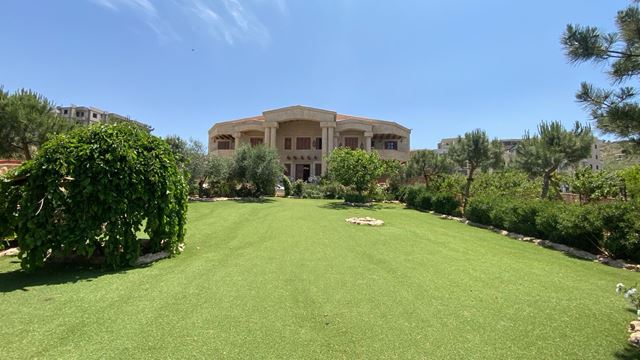 فيلا مع مسبح للبيع في بحمدون، عاليه