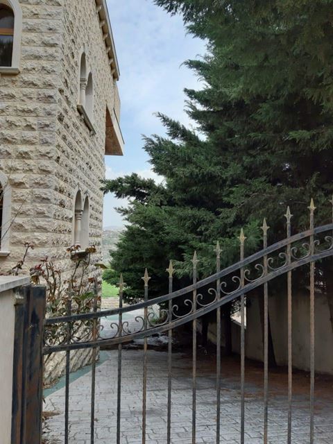 فيلا مع تراس للبيع في علي