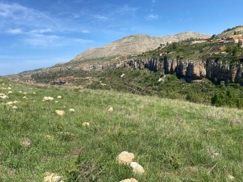 أرض بإطلالة على الجبل للبيع في كفرذبيان، كسروان
