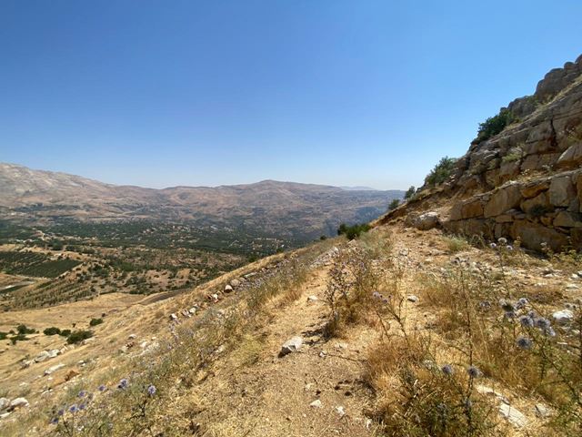 أرض بإطلالة على الجبل للبيع في فقرة، كسروان