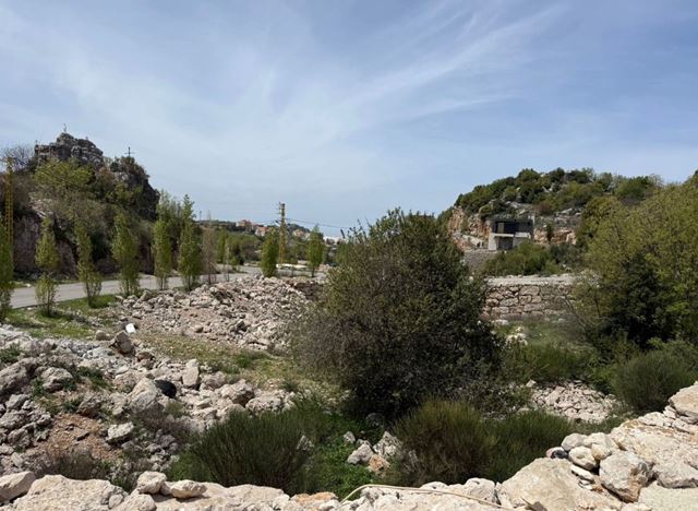 أرض بإطلالة على الجبل للبيع في فيطرون، كسروان