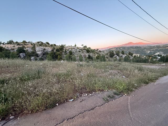 أرض بإطلالة على الجبل للبيع في فيطرون، كسروان