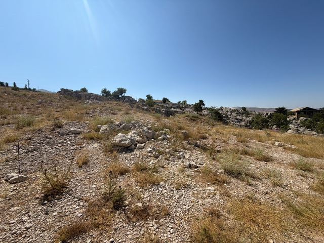 أرض بإطلالة على الجبل للبيع في فقرة، كسروان