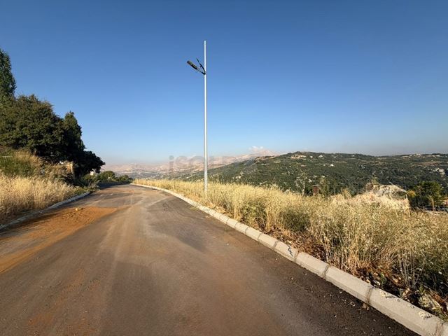 أرض بإطلالة على الجبل للبيع في فيطرون، كسروان - صورة 2