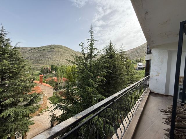 شاليه بإطلالة على الجبل للبيع في فاريا، كسروان