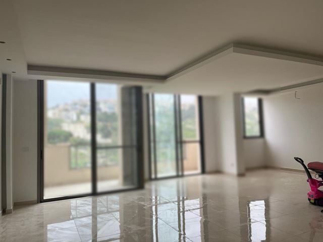 شقة مع حديقة للبيع في حازميه، بعبدا