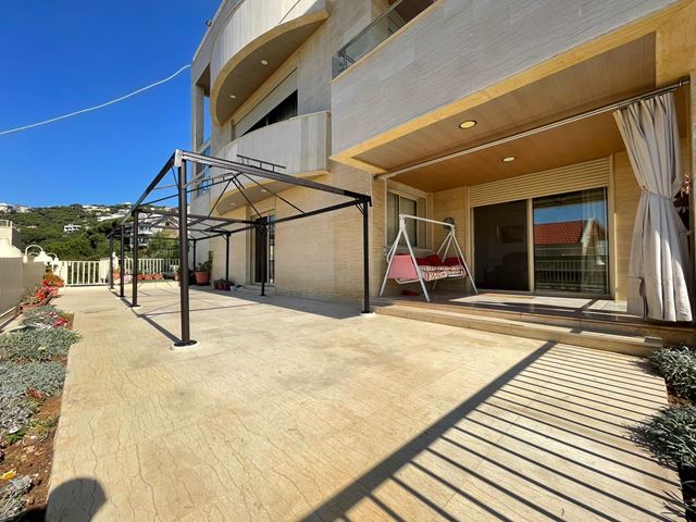 Villa with a terrace for sale in Broumana, Metn - photo 2