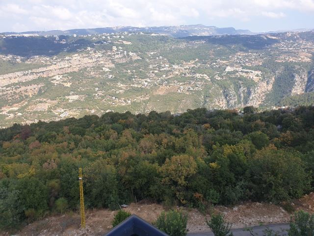 أرض بإطلالة على الجبل للبيع في يحشوش، كسروان