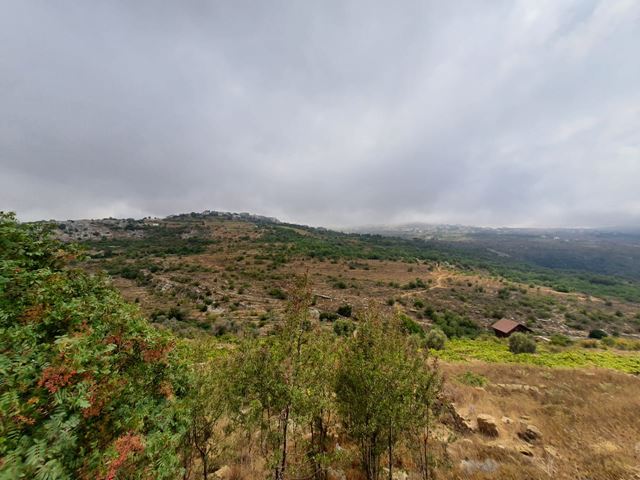 أرض بإطلالة على الجبل للبيع في بحمدون، عاليه