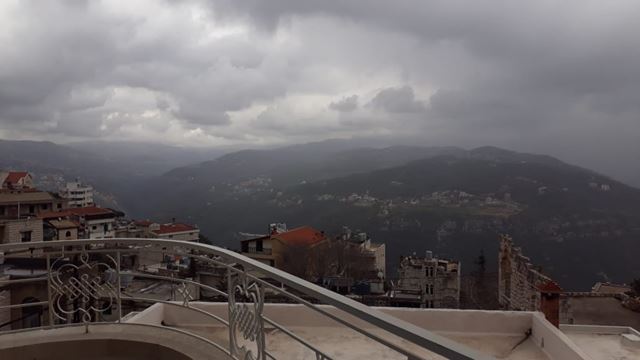 شقة بإطلالة على البحر للإيجار في بيت مري، المتن
